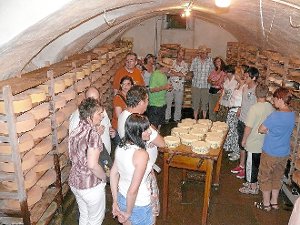 In der Reifekammer erfahren die Gäste einiges über die Käseherstellung. Fotos: Hübner Foto: Schwarzwälder-Bote