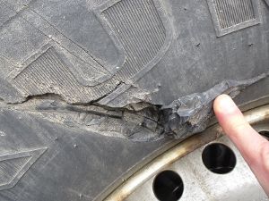 So sah ein Reifen des beanstandeten Sattelzugs aus. Foto: Polizei