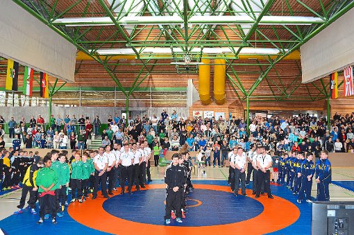 Ein imposantes Bild boten die 18 Mannschaften aus ganz Deutschland beim Einmarsch in der Kreissporthalle, darunter der Athletenbund  Aichhalden und der Kraftsportverein Tennenbronn.  Foto: Herzog