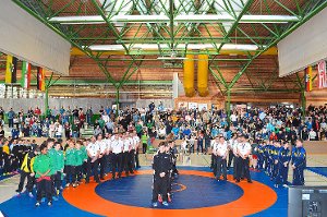 Ein imposantes Bild boten die 18 Mannschaften aus ganz Deutschland beim Einmarsch in der Kreissporthalle, darunter der Athletenbund  Aichhalden und der Kraftsportverein Tennenbronn.  Foto: Herzog