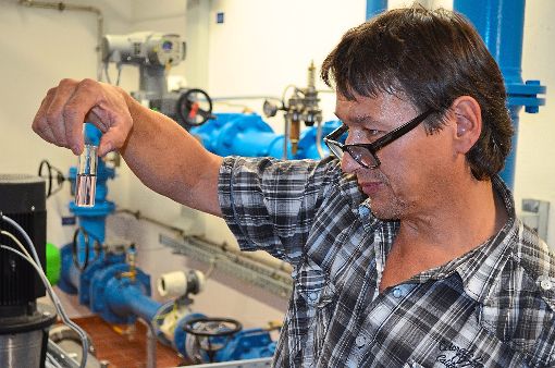 Der Wassermeister der SVS, Joachim Grüßer, nimmt eine Wasserprobe und ermittelt deren Chlorgehalt.  Foto: Seiis