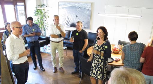Oberbürgermeister Ralf Broß und beteiligte Mitarbeiter stoßen auf die positive Nachricht an.  Foto: Nädele