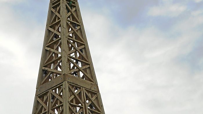 Auf Eiffelturm Hahn montiert