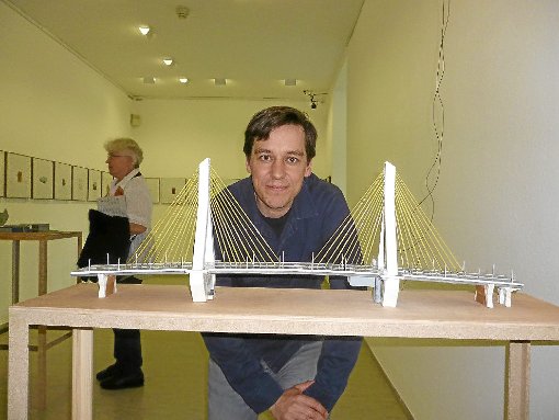 Brücke über die Bucht: Jörg Obergfells Werke sind  in der Ausstellung Hagulane in der städtische Galerie zu sehen.  Foto: Simon Foto: Schwarzwälder-Bote