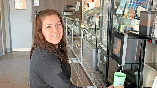 Im Gastronomiebetrieb Frickers gewinnt das Mehrwegsystem an Bedeutung. Lorena Bausch füllt einen Kaffeebecher auf. Foto: Von: Andrea Hauger