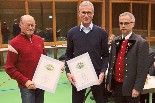 Die neuen Ehrenmitglieder Josef Weinmann und Franz Zweigart sowie  der Vorsitzende Harald Schmuck Foto: Maier Foto: Schwarzwälder Bote
