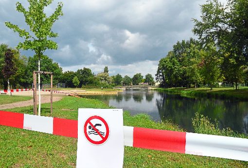 Mit rot-weißem Flatterband und Schildern ist das Goldscheuerer Naturbad seit Freitagmorgen abgesperrt.  Foto: Stadt Kehl