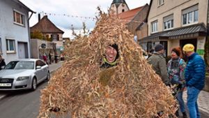 Da brüllt er, der Strohbär – Empfingens Bürgermeister Ferdinand Truffner steckte in dem Kostüm. Foto: Baiker