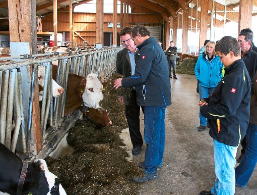 Im Dialog mit den Milchbauern der Region: der Parlamentarische Staatssekretär Hans-Joachim Fuchtel (links) auf dem Schaible-Hof in Hochdorf.  Foto: Büro Fuchtel
