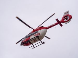 Der Schwerverletzte wurde mit einem Hubschrauber in eine Spezialklinik geflogen. Foto: Heidepriem