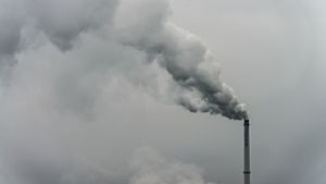 Für Industrieanlagen könnten EU-weit bald neue Schadstoffregeln gelten. Foto: Armin Weigel/dpa