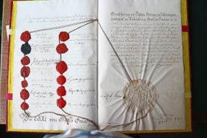 Doppelseite der Heiratsurkunde mit Siegeln und Unterschriften aus dem Fürstlich Fürstenbergischen Archiv. Foto: Fischer Foto: Schwarzwälder Bote