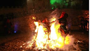 Das Feuer ist gezähmt, die mutigen Hexen springen über die Flammen. Das Team um Feuermeister Boris Dold hat  gute Arbeit geleistet – und freut sich auf den Hexensonntag am 4. Februar. Foto: Dagobert Maier