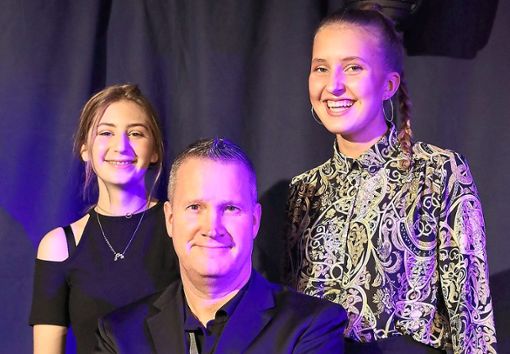 Frank Kampmann  wird  von seiner Tochter Smilla  sowie     Annika Schüler  unterstützt.  Foto: privat Foto: Schwarzwälder Bote
