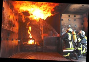Im Brandcontainer lassen sich Einsatzszenarien sehr realitätsnah darstellen – eine heiße Sache für die Feuerwehrleute.  Foto: pbs Foto: Schwarzwälder Bote