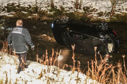 Bei einem schweren Unfall zwischen Vöhrenbach und Hammereisenbach (Schwarzwald-Baar-Kreis) ist ein Auto in ein Fluss gestürzt.  Foto: Marc Eich