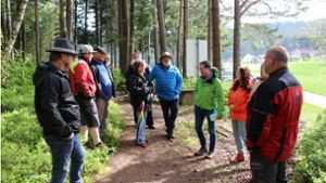 Einen Rundgang im Boschelwald gab es  mit Harald Ebner (grüne Jacke) und Sonja Rajsp-Lauer (rote Jacke). Foto: Marcel