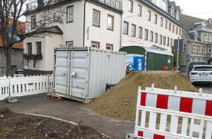 Baumaterial, Container und Absperrzäune befinden sich in unmittelbarer Nähe zum Gasthaus Lang. Foto: Hauser