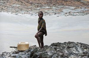 Ein Junge steht am Ufer eines ölverschmutzten Baches in der Nähe von Goi in Nigeria (Archivbild) Foto: ANP/EPA/dpa/Marten Van Dijl