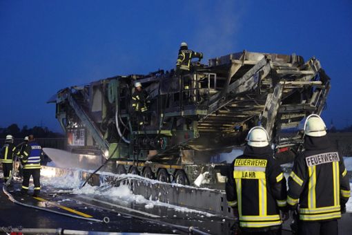 Ausgebrannte Ladung eines Schwertransport-Tiefladers auf der Autobahn A5 zwischen Lahr und Ettenheim.  Foto: dpa