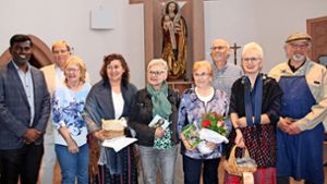 In Rohrdorf ist ein neuer Kirchenführer erschienen. Die Vertreter der katholischen und evangelischen Kirchengemeinde freuen sich. Foto: Angela Baum