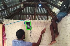Haitianer montieren eine über die Haiti-Freundeskreise gespendete Solar-Leuchte. Foto: Privat