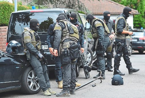 Schwer bewaffnete Polizisten eines Spezialeinsatzkommandos am Tatort in Stuttgart. Foto: Kraufmann
