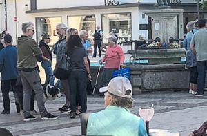 Ein Montagabend im Mai: Edda Schmidt (Mitte) lehnt am Brunnen auf dem Marktplatz, bevor sich der Montagsspaziergang in Bewegung setzt. Die NPDlerin aus Bisingen protestiert dort mit gegen die Corona-Politik. Foto: Maier