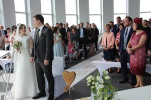 Der Konferenzsaal im Thyssen-Krupp-Turm war Schauplatz für die erste Hochzeitsfeier hoch über Rottweil. Pia und Timo Bachleitner trauten sich als erstes Paar im Test-Turm. Zum Artikel Foto: Anja Schmidt