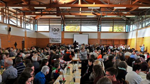 Viele Besucher feiern das Jubiläum des Posaunenchors bei einem Festgottesdienst in der Mehrzweckhalle in Rötenberg. Foto: Ziechaus