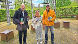 Thomas Ebinger (von links), Martina Scholz und Karsten Lamprecht sind Teil des Fünfer-Teams des BUND, das die Baumweg-App entwickelt hat. Die Wachsende Kirche, in der sie stehen, ist  eine neue Station des Wegs. Foto: Rahmann