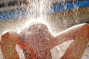 Unter der Dusche sind Legionellen besonders gefährlich: Hier können sie mit dem Wasserdampf eingeatmet werden.  Foto: Boxler