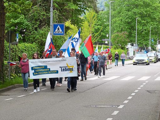 Mit Länderflaggen ausgestattet zieht der Marsch des Lebens durch Oberndorf. Fotos: Danner Foto: Schwarzwälder Bote