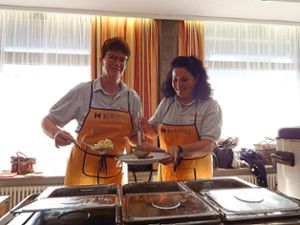 Nachschlag möglich: Brigitte Ritter-Schaumann und Helga Hengstler teilen das Essen aus.  Foto: Reinhardt Foto: Schwarzwälder Bote