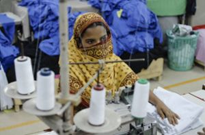 Eine Textilarbeiterin in Bangladesch: Die Coronapandemie verschärft die Situation der Arbeiterinnen und Arbeiter. Foto: imago/Joerg Boethling