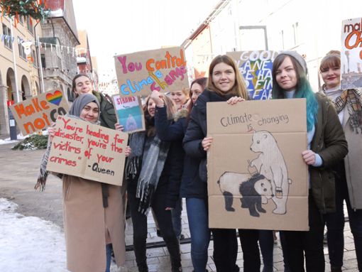 Mit bunten Plakaten machen die Schülerinnen und Schüler auf sich aufmerksam in Albstadt-Ebingen. Foto: Karina Eyrich