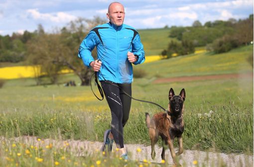 Steffen Guthier mit seinem Belgischen Schäferhund auf einer seiner Trainingsrunden Foto: Baumann