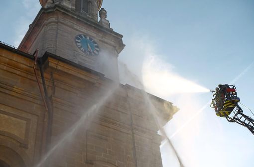 Wasser marsch: Die Hechinger Feuerwehr hat in ihrer Hauptübung die Stiftskirche als Übungsobjekt ausgewählt. Foto: Stopper