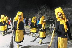 Den großen Nachtumzug führten die schwarz-gelben Geburtstagskinder an  Foto: Störr