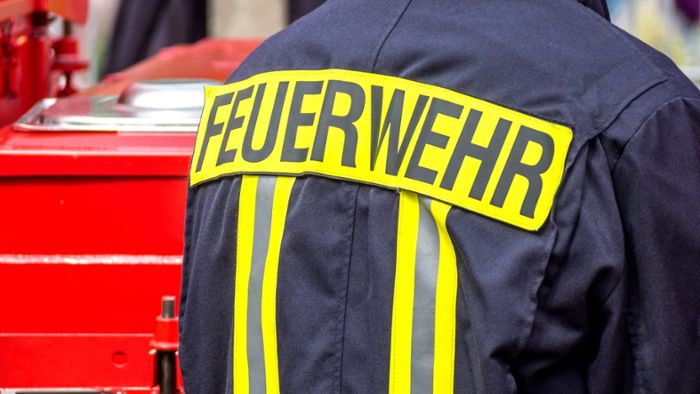 Feuerwehr löscht brennenden Auto-Anhänger in Hüfingen