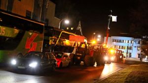 Den Besuch der Ministerin nutzten Bauern mit ihren Traktoren am Donnerstagabend vor dem Theater am Ring zum Protest. Foto: Birgit Heinig