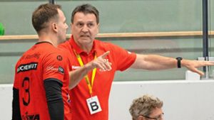 Altensteigs Trainer Nenad Gojsovic erklärt Lukas Scheu seinen Matchplan gegen die HSG Böblingen/Sindelfingen. Foto: Andreas Reutter