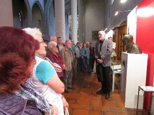 In Freiburg besucht der Förderverein des Kardinal-Bea-Museums eine Wanderausstellung über den großen Riedböhringer, rechts eine Büste des Kardinals. Foto: Degen Foto: Schwarzwälder-Bote