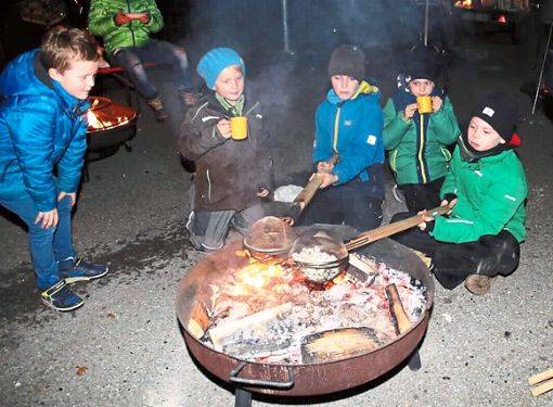 Gemütlich machen es sich die Kinder bei der weihnachtlichen Jahresabschlussfeier des VfB Cresbach. Sie rösten unter anderem Popcorn über dem Feuer. Foto: VfB Foto: Schwarzwälder Bote