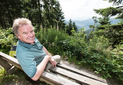 Naturschutzminister Franz Untersteller (Bündnis 90/Die Grünen) posiert auf einer Bank im Nationalpark Schwarzwald bei Seebach. Foto: dpa