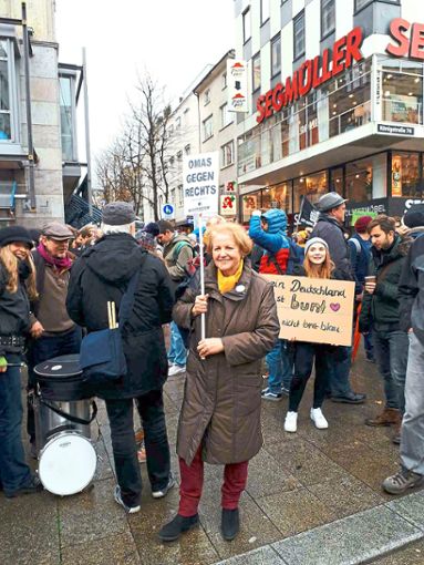 Die Nagolderin Anna Ohnweiler bei ihrer ersten Demonstration der Omas gegen Rechts in Stuttgart. Foto: Privat