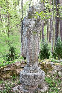 Eine  Madonna, erinnert am Eichhörnchenpfad in Bad Imnau an vier im Zweiten Weltkrieg gefallene Brüder.  Foto: Haid Foto: Schwarzwälder-Bote