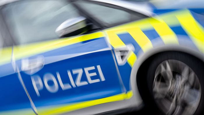 Radfahrer in Freiburg beschädigt Auto und fährt weiter