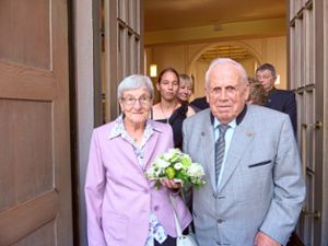 Das Ehepaar  Josef und Maria Hermann nahm nach der  Festmesse viele  Glückwünsche entgegen.  Foto: Schmid Foto: Schwarzwälder Bote