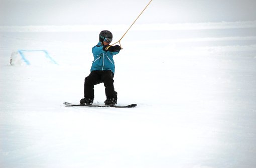Das Drahtseil spannt sich, und der Snowboarder nimmt Fahrt auf.  Foto: Hertle